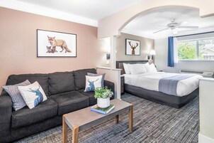 Quarto luxo, 1 cama King | Roupas de cama premium, escrivaninha, Wi-Fi de cortesia, roupa de cama