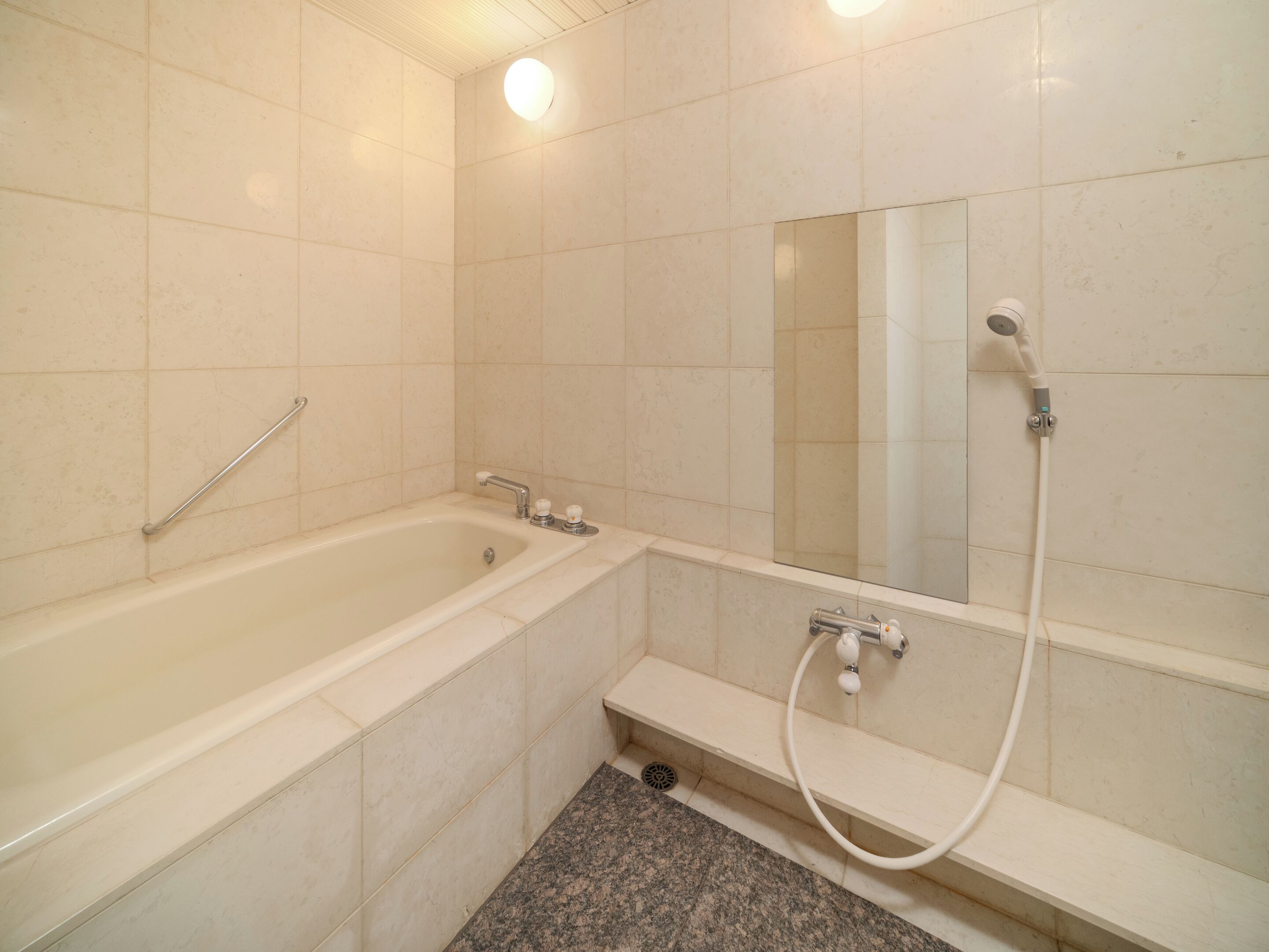 Un baño con bañera, ducha y lavamanos.