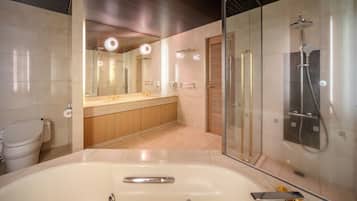 Habitación familiar, no fumadores (Deluxe) | Baño | Artículos de higiene personal gratuitos y secador de pelo