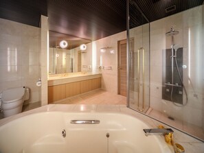 Camera familiare, non fumatori (Deluxe) | Bagno | Set di cortesia gratuito, asciugacapelli, bidet elettronico, asciugamani