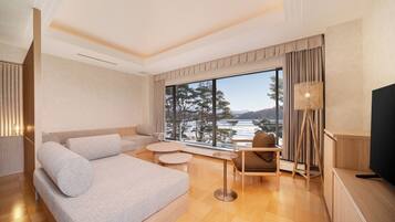 Deluxe Family Room (Non-smoking) | Free WiFi, bed sheets