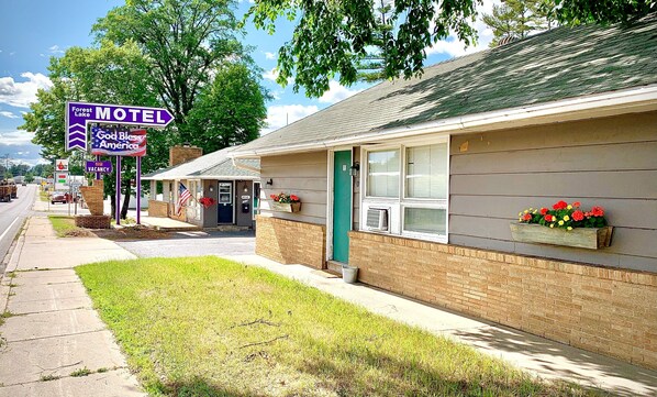 Exterior - Forest Lake Motel (Grand Rapids)