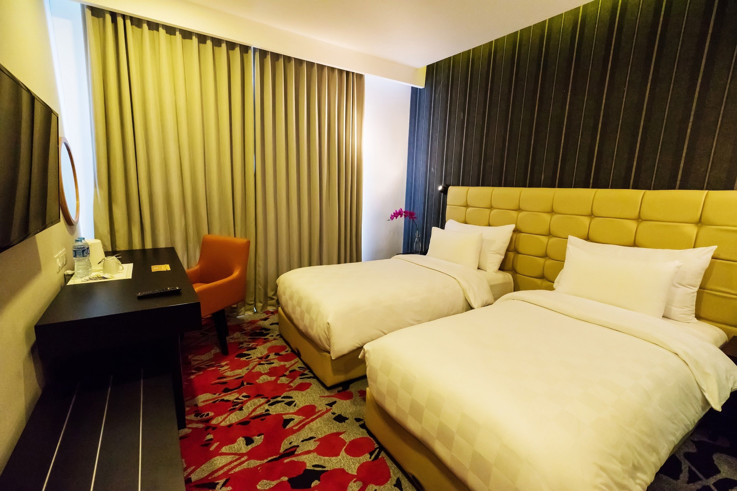 standard twin room | egyptian cotton sheets, minibar, in-room safe, desk