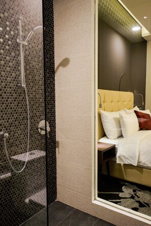 Sábanas de algodón egipcio y minibar 