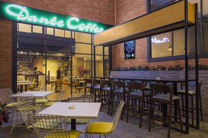 Aperto a colazione, pranzo e cena, cucina internazionale 