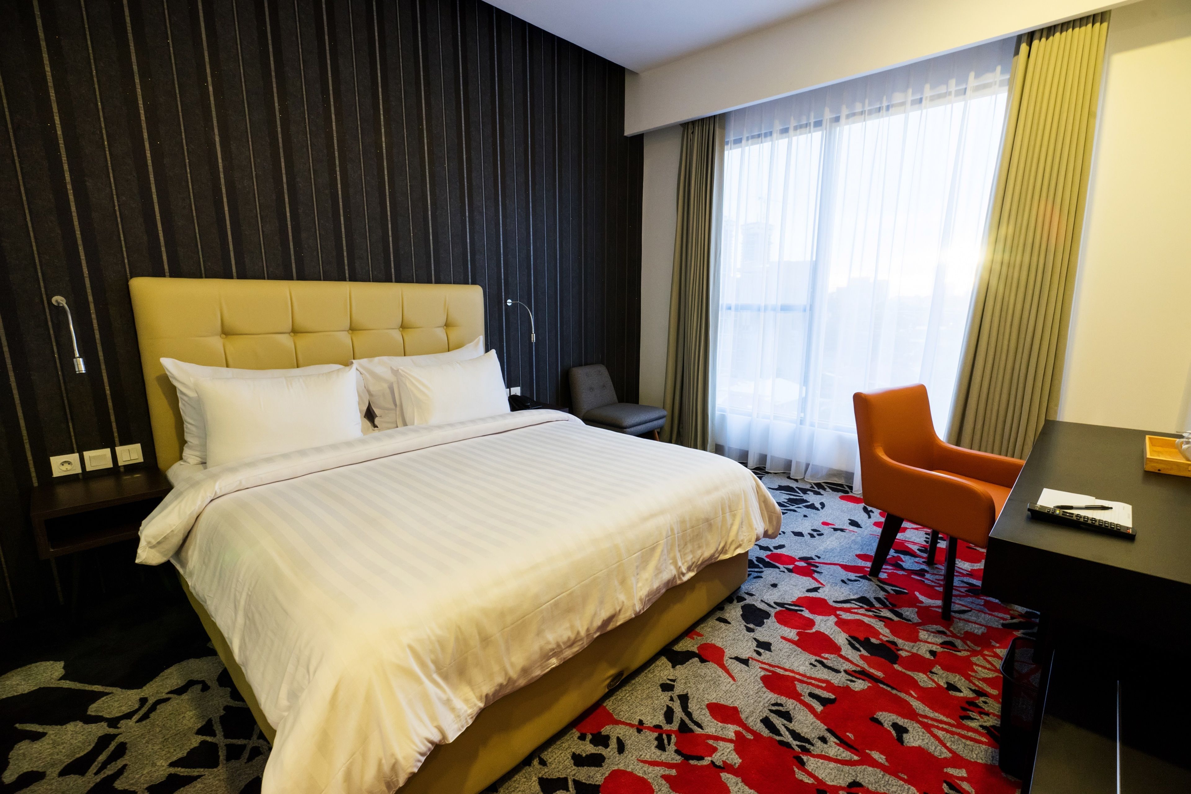 standard room, 1 king bed | egyptian cotton sheets, minibar, in-room safe, desk