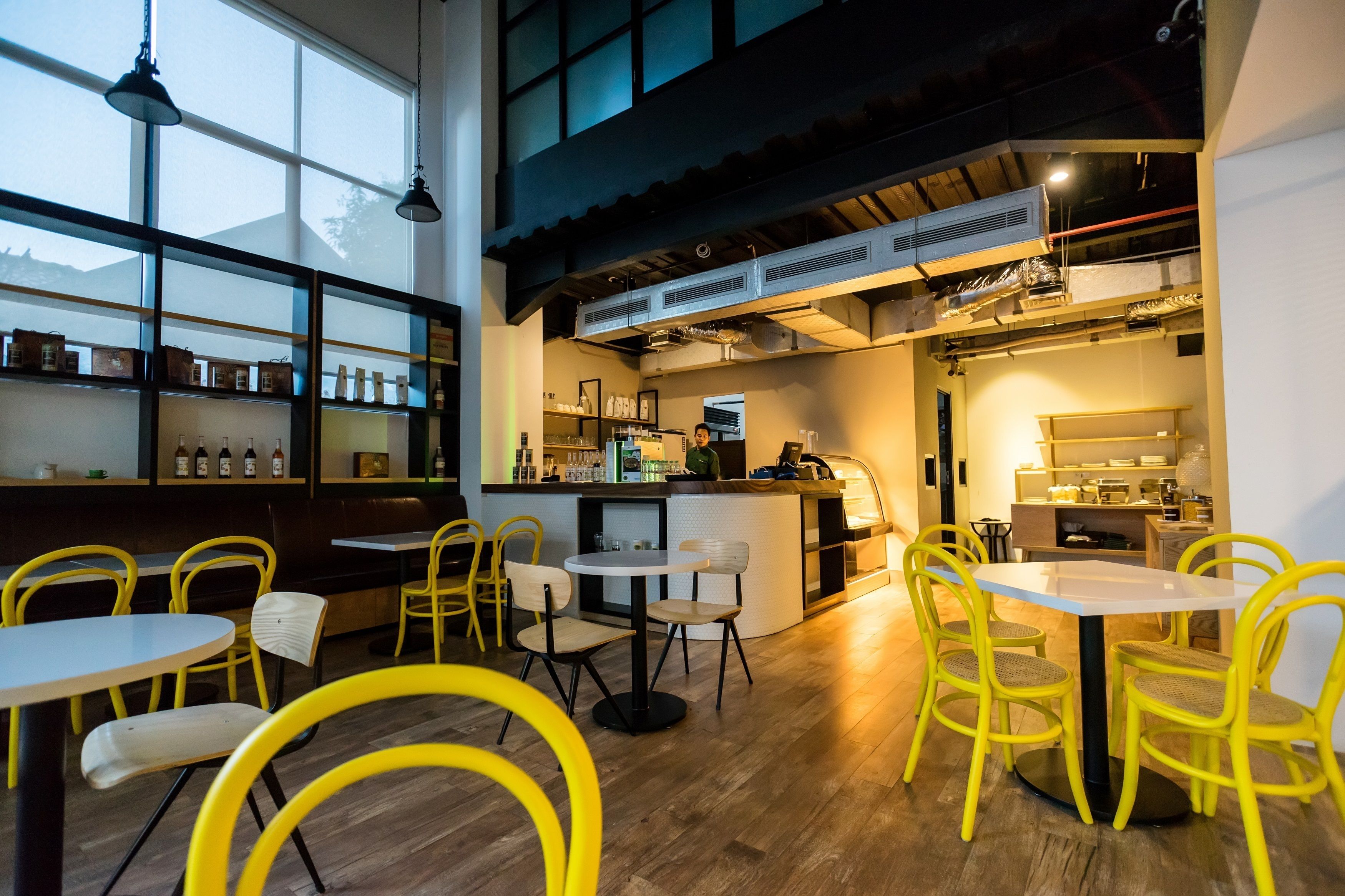 breakfast, lunch, dinner served; international cuisine