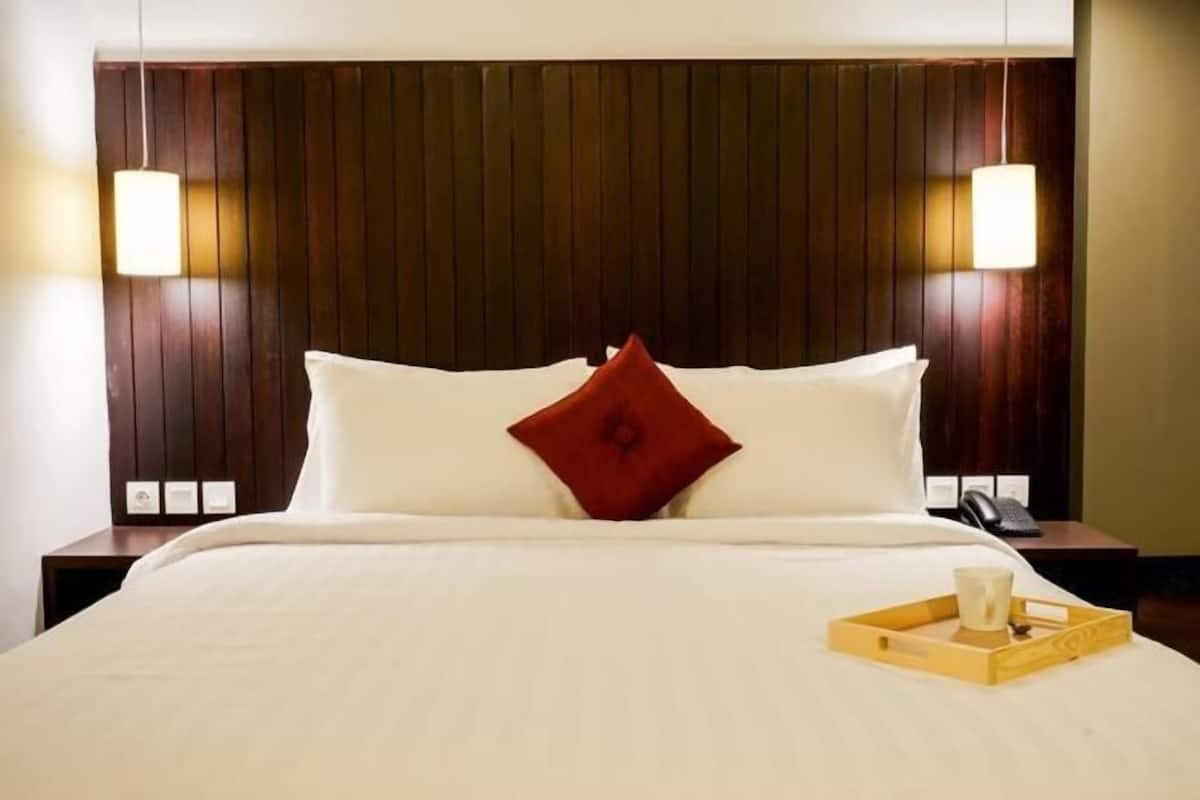 Egyptinpuuvillaiset lakanat, minibaari, tallelokero huoneessa, työpöytä