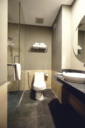 Douche, articles de toilette gratuits, sèche-cheveux