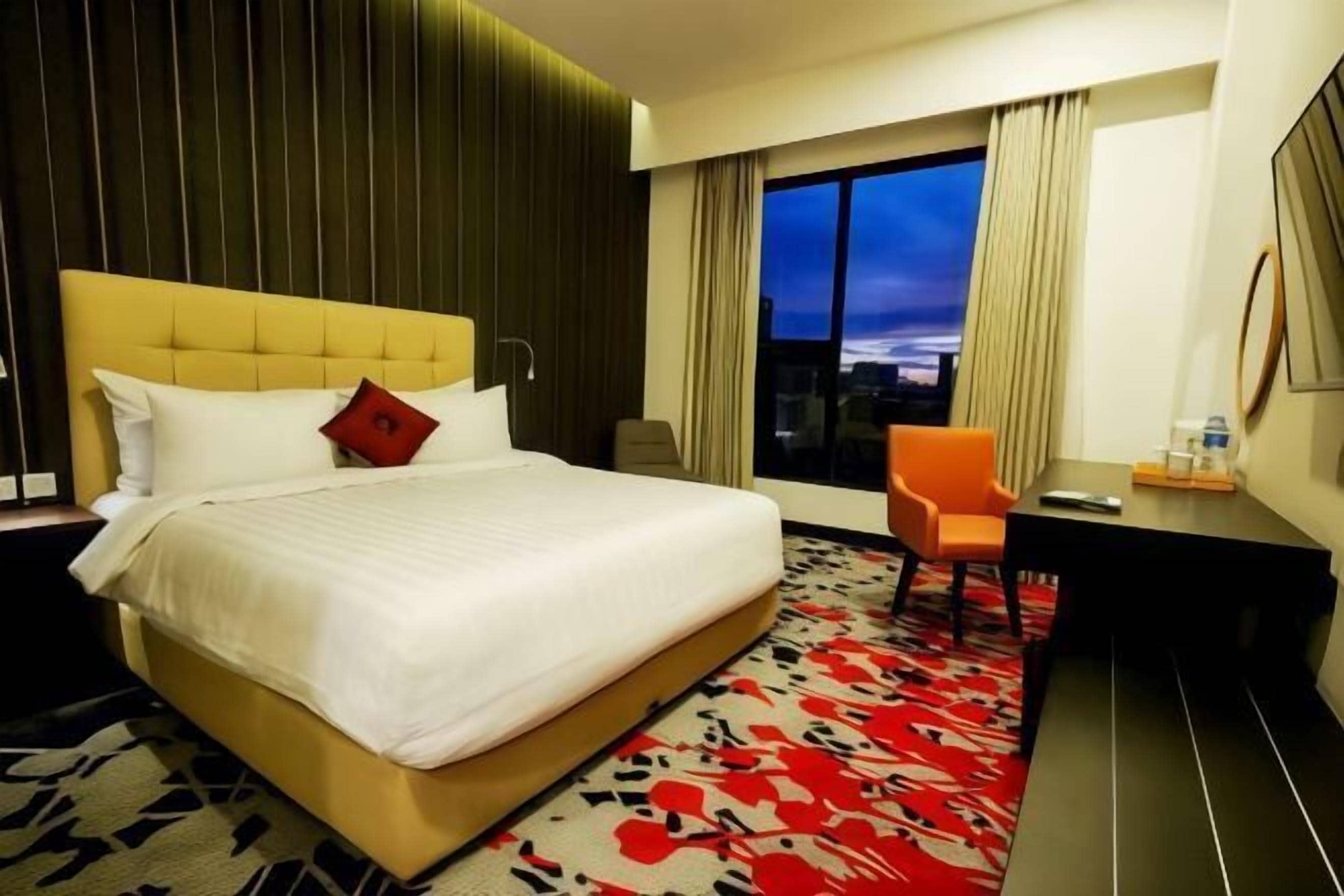 Egyptiska bomullslakan, minibar och värdeförvaringsskåp på rummet