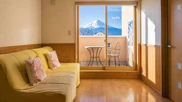 Casa de campo estándar, varias camas, bañera de hidromasaje (Private Cottage with Mt Fuji View) | 1 dormitorio, edredones de plumas, decoración individual
