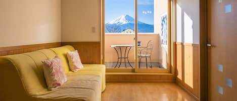 标准村舍, 多张床, 按摩浴缸, 山景 (Private Cottage with Mt Fuji View) | 1 多间卧室、羽绒被、特色装修、遮光窗帘