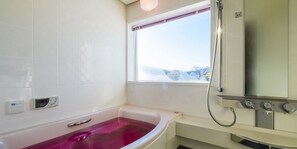 Casa de campo estándar, varias camas, hidromasaje (Private Cottage with Mt Fuji View) | Baño | Tina y regadera independientes y tina de hidromasaje