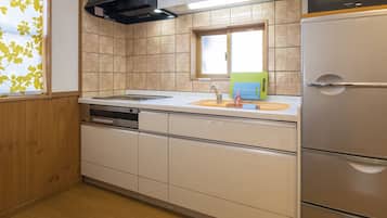 Una cocina equipada con lavaplatos, estufa y lavamanos.