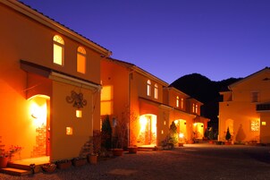 施設の正面 (日没後)