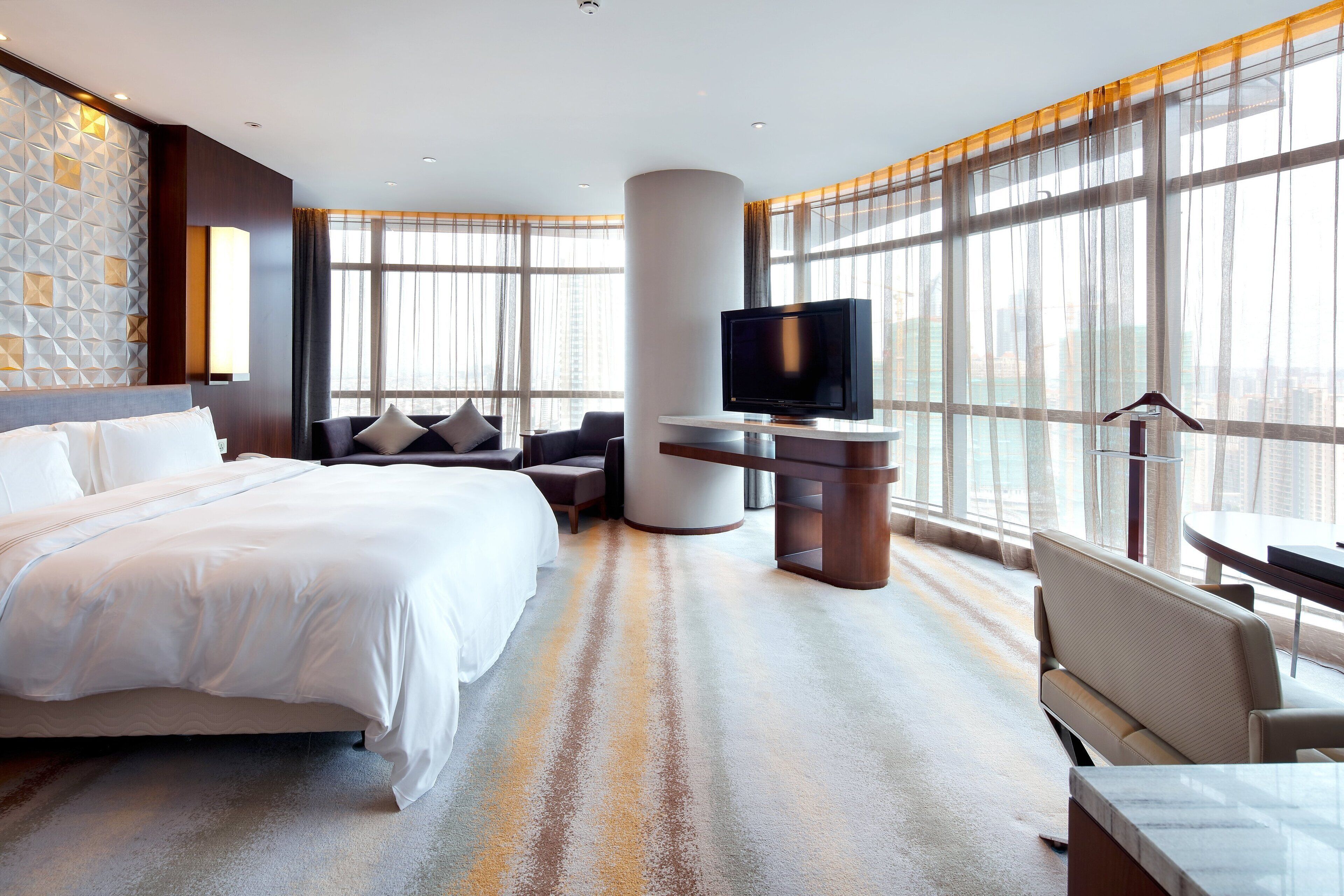 Luxe beddengoed, een minibar, een kluis op de kamer, een bureau