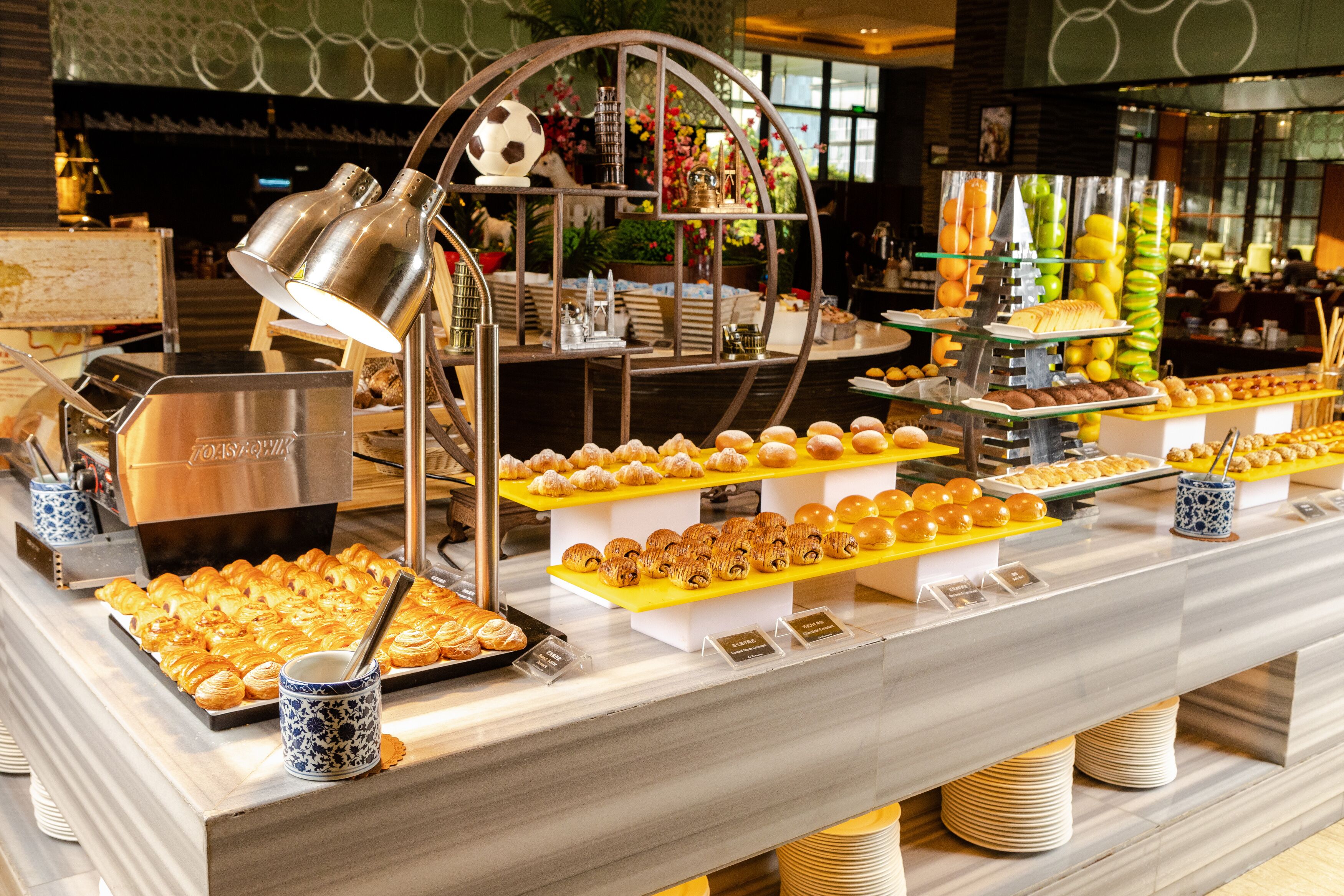 daily cooked-to-order breakfast (cny 140 per person)