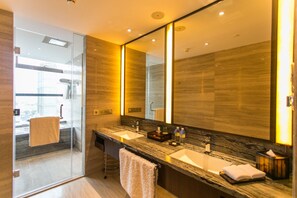 Separate bathtub and shower, designer toiletries, hair dryer, bathrobes - Hotel Nikko Suzhou (Suzhou)