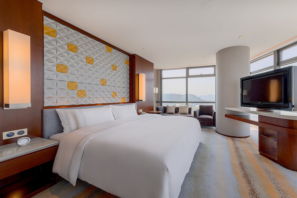 Comfort kamer | Luxe beddengoed, een minibar, een kluis op de kamer, een bureau