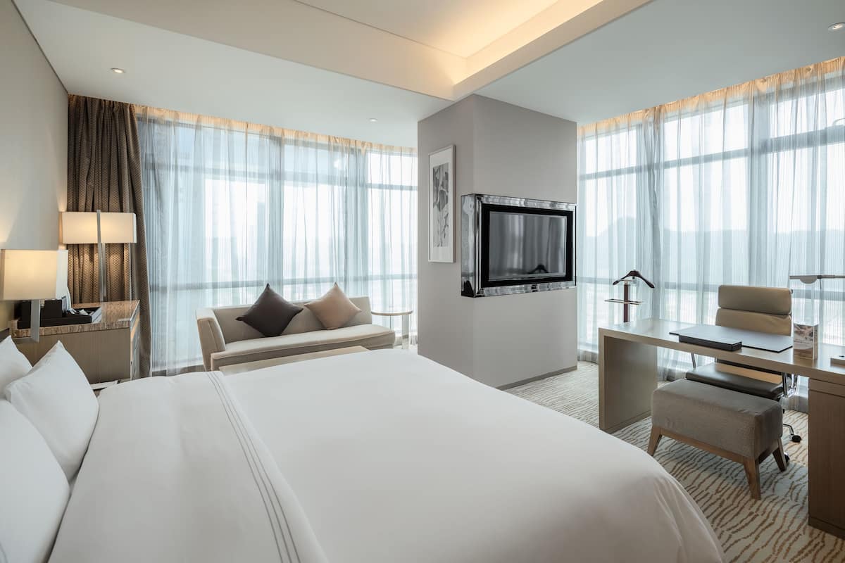 Deluxe kamer | Luxe beddengoed, een minibar, een kluis op de kamer, een bureau