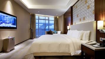 Bộ đồ giường cao cấp, minibar, két bảo mật tại phòng, bàn