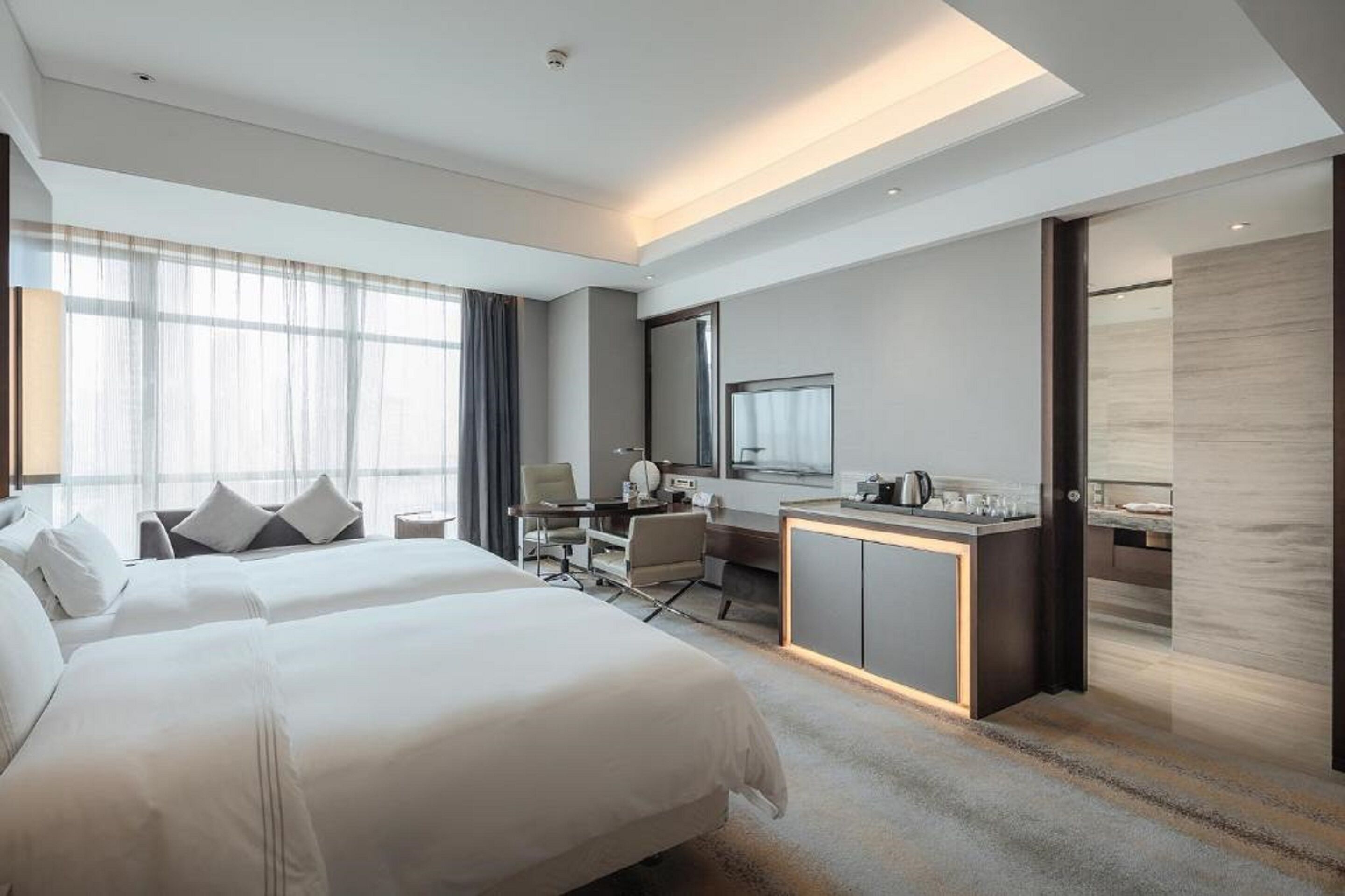 deluxe king room | 1 bedroom, premium bedding, minibar, in-room safe
