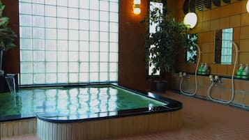 Indoor spa tub