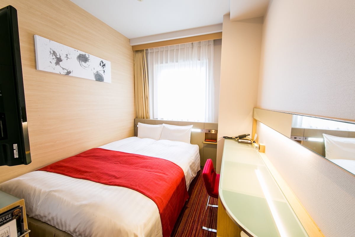 Blackout curtains, free WiFi, bed sheets