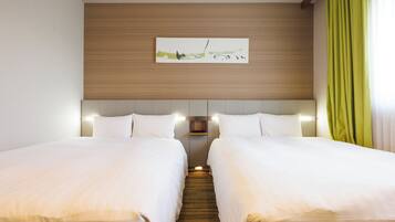 Cortinas blackout, wifi gratis y ropa de cama