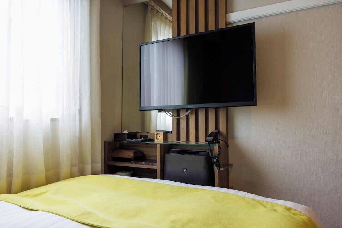 Blackout drapes, free WiFi, bed sheets