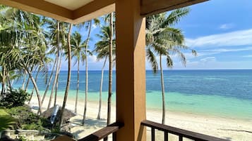 Deluxe Beachfront Room | Minibar, caja de seguridad en la habitación, escritorio y wifi gratis