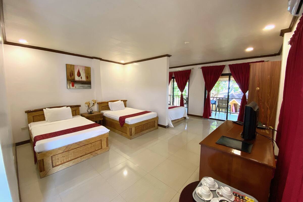 deluxe family room | minibar, in-room safe, desk, free wifi