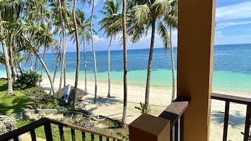 Deluxe Beachfront Room | ๋ฏธ๋๋ฐ, ๊ฐ์ค ๋ด ๊ธ๊ณ , ์ฑ
์, ๋ฌด๋ฃ WiFi