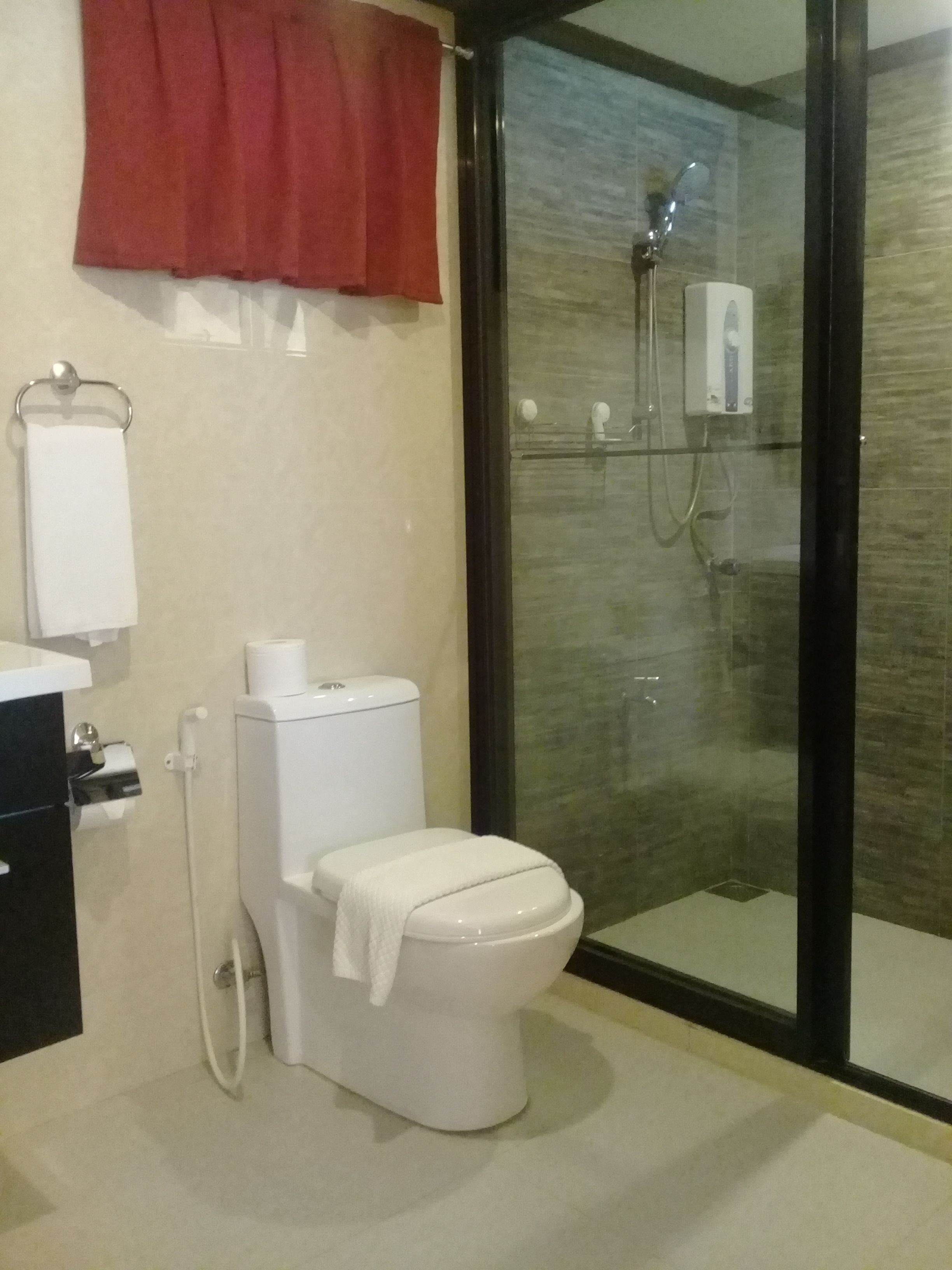 honeymoon suite | bathroom | shower, rainfall showerhead, free toiletries, hair dryer