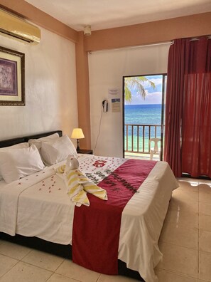 Deluxe Beachfront Room | Minibar, két bảo mật tại phòng, bàn 