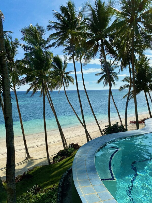 Una piscina al aire libre, tumbonas