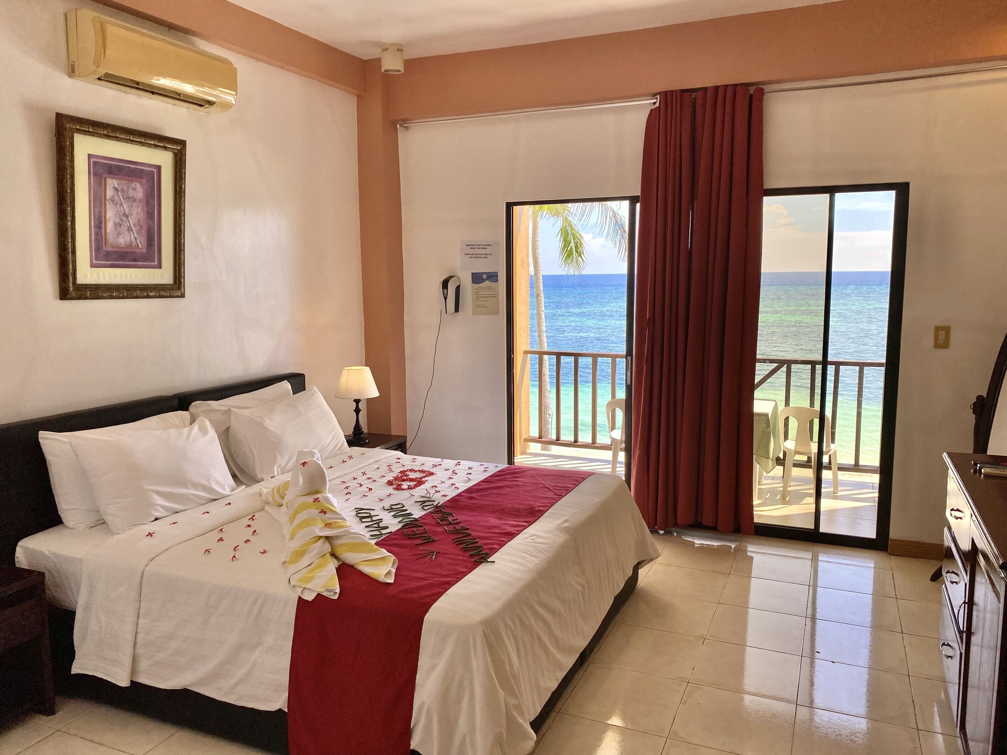 deluxe beachfront room | minibar, in-room safe, desk, free wifi