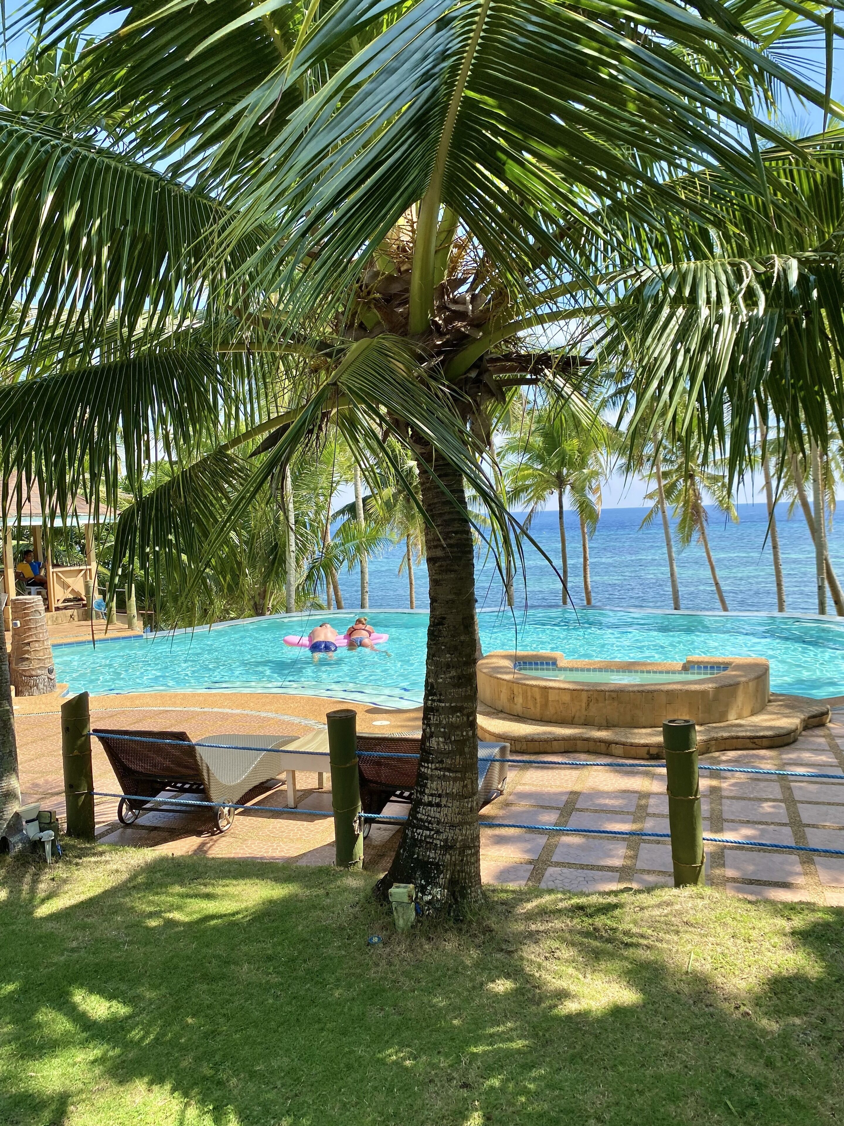 Piscine extérieure, chaises longues