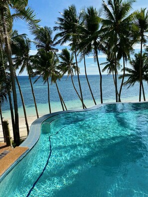 Hồ bơi ngoài trời, ghế dài tắm nắng 