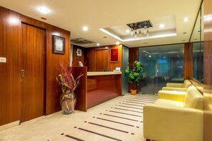 Lobby sitting area - Octave Suites Residency Rd (Bengaluru)