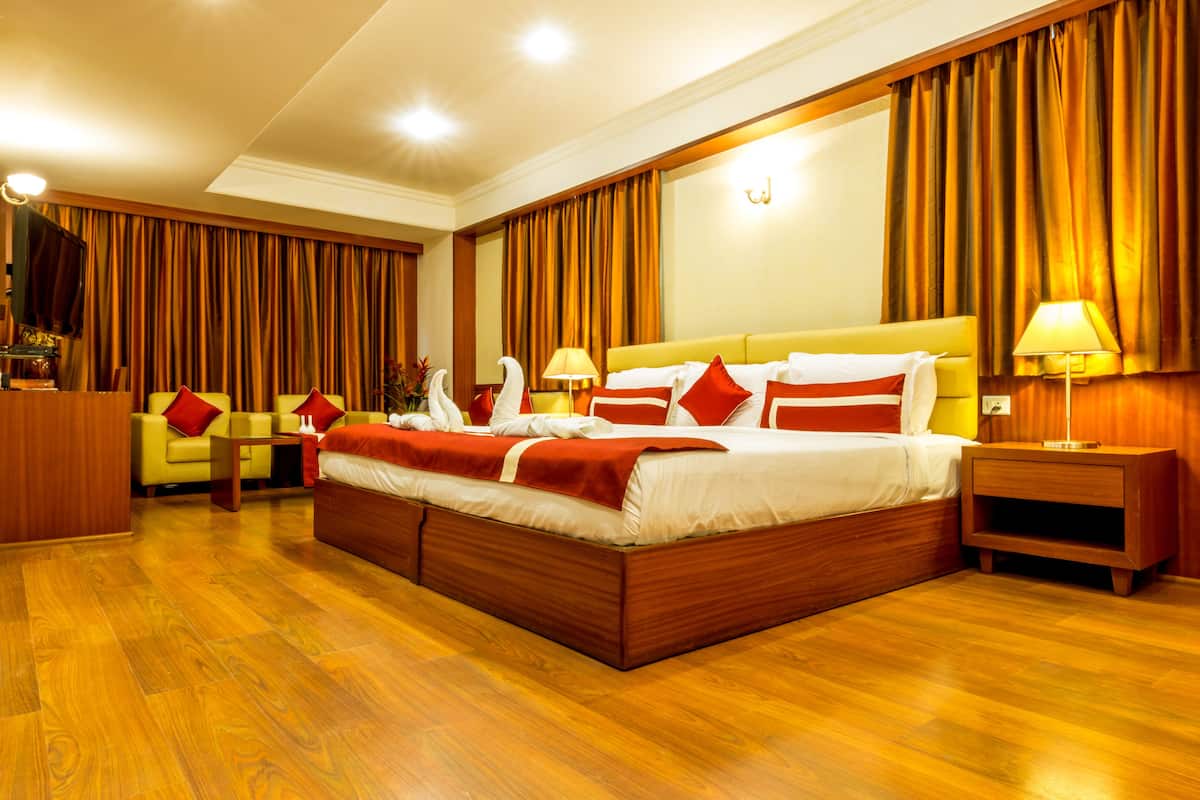 Executive Suite 1 King Bed with Sofabed | Premium bedding, minibar, in-room safe, desk