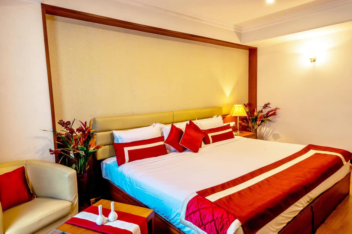 Deluxe Suite, 1 King Bed, Accessible | Premium bedding, minibar, in-room safe, desk