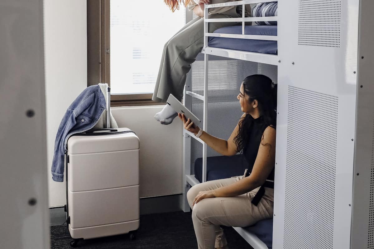 Un dormitorio con literas, un escritorio y una ventana.