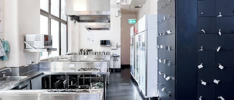 Refrigerador em uma área comum, micro-ondas em uma área comum