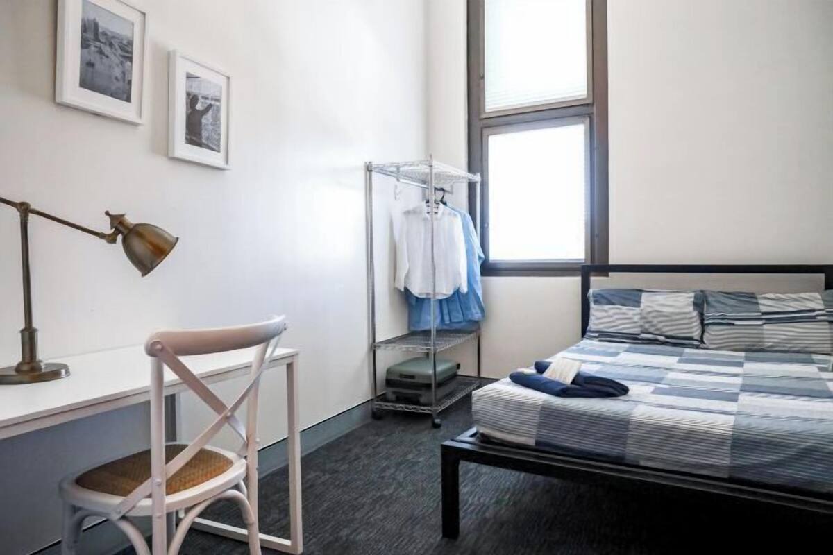 Insonorización, wifi gratis y ropa de cama
