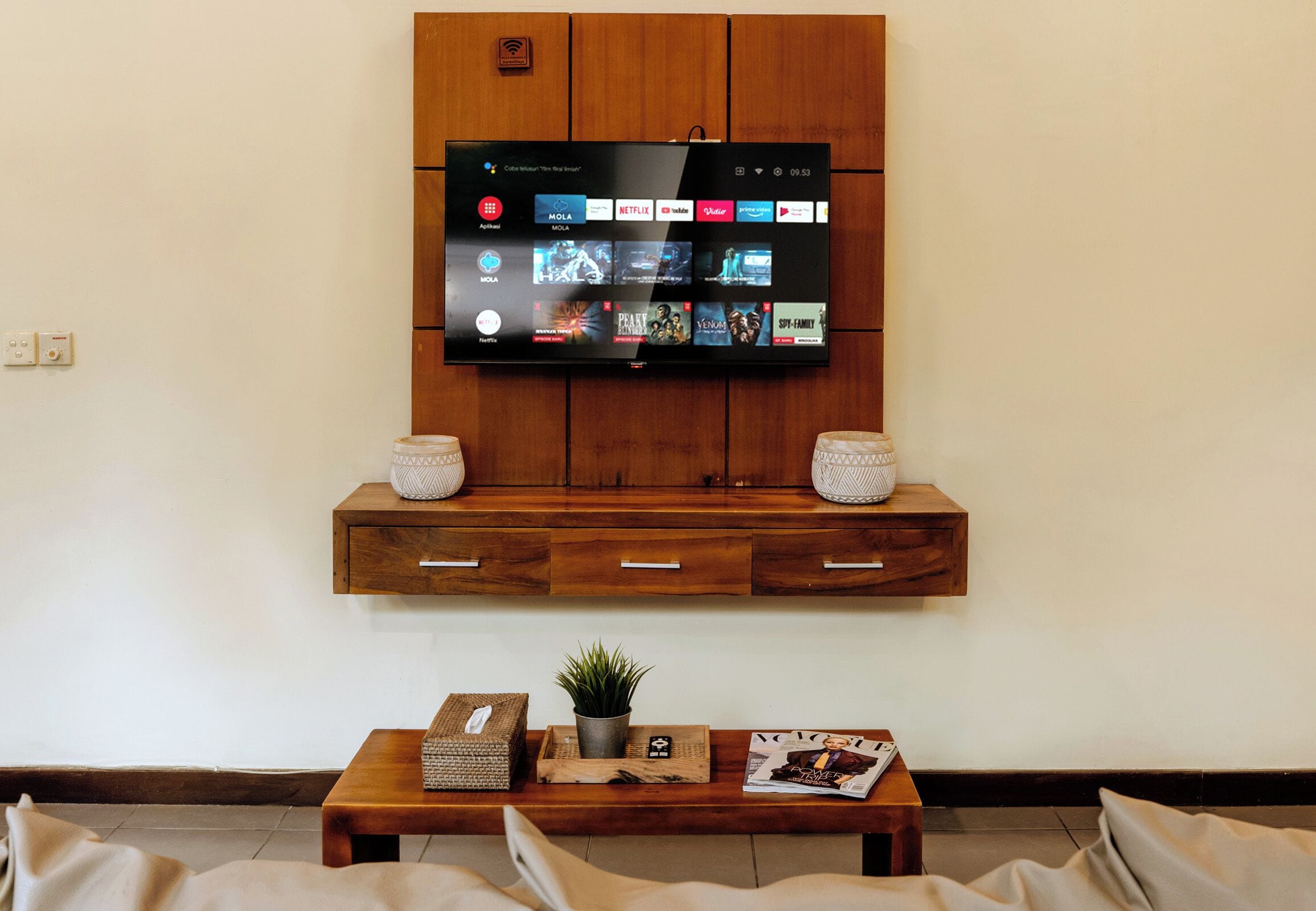 Villa Premier, 2 habitaciones, piscina privada, vistas a la piscina | Zona de estar | Televisión de pantalla plana de 32 pulgadas con canales por satélite