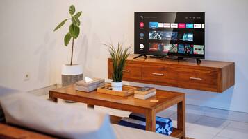 Villa Signature, 1 habitación, piscina privada, vistas a la piscina | Zona de estar | Televisión de pantalla plana de 32 pulgadas con canales por satélite