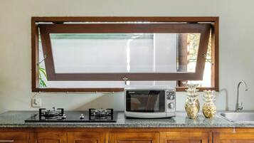 Villa Prestigio, 1 habitación, alberca privada, vista a la alberca | Cocina privada | Cafetera y tetera, refrigerador, microondas y parrilla de estufa