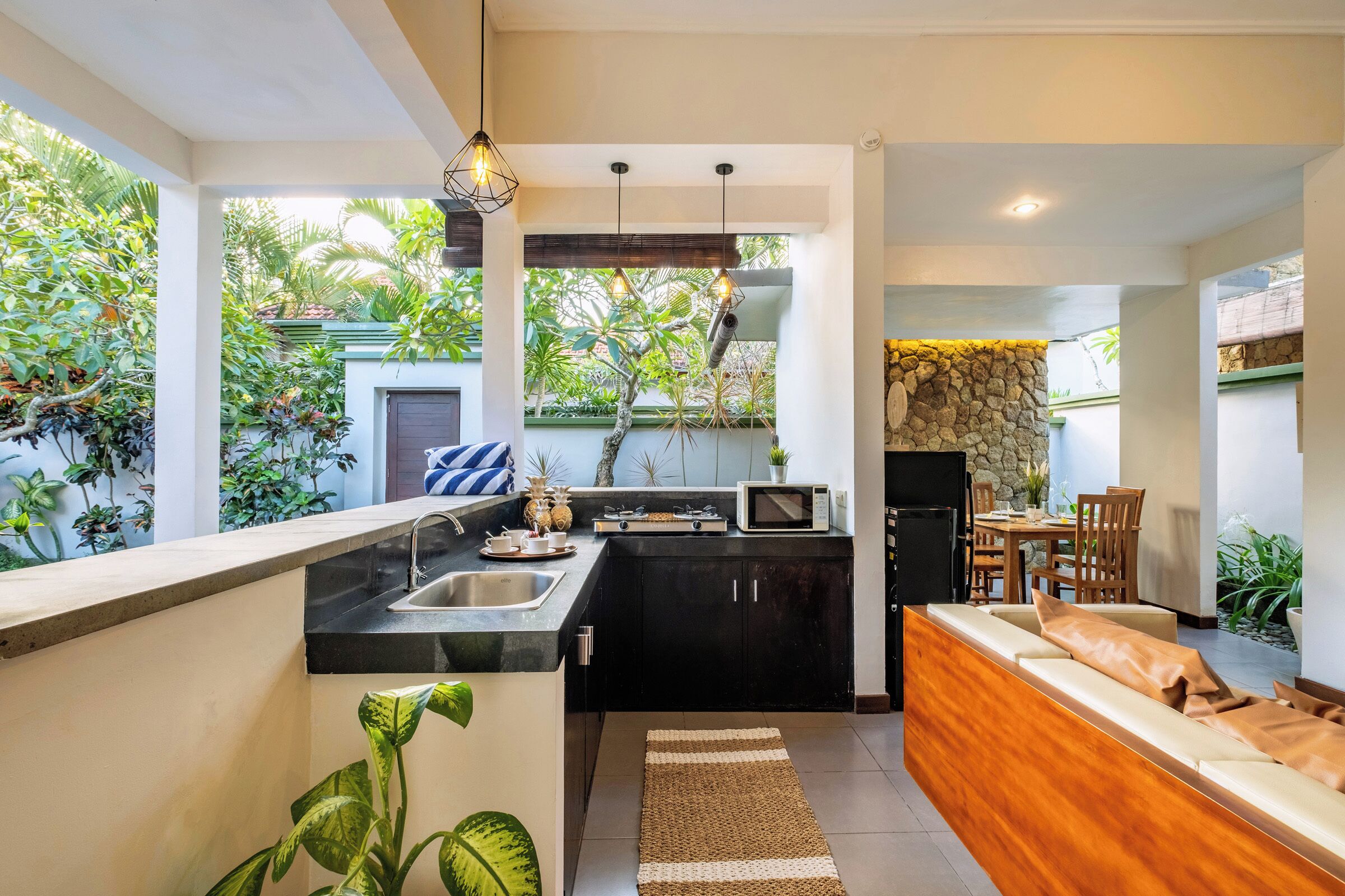 Villa Premier, 2 habitaciones, piscina privada, vistas a la piscina | Cocina privada | Cafetera o tetera, frigorífico, microondas y placa de cocina