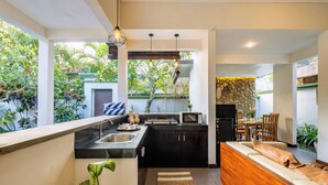 Cafetera/tetera, refrigerador, microondas, placa de cocina